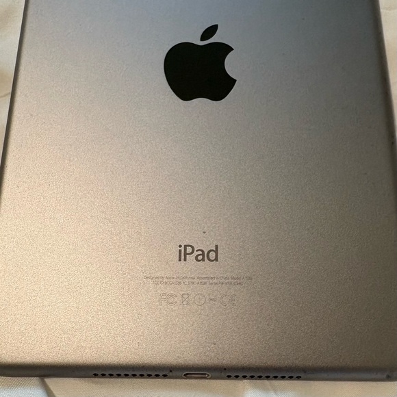 Ipad Mini 4 Space Grey 128G wifi tablet with Lightening cable - Picture 6 of 6